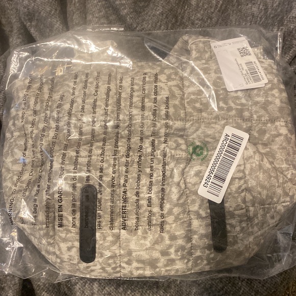 LULULEMON QUILTED GRID CROSSBODY BAG- 5L - Picture 5 of 9